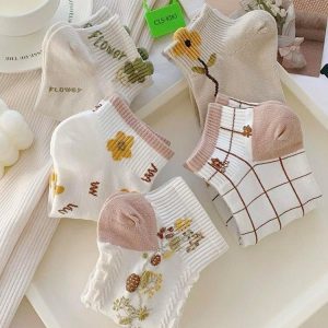 ⁦Pack Of Ankle Socks, Made Of Cotton With Delicate Designs For Women Very Comfortable Foot Socks 5 Pairs + 1 Gift Free Size From 35 To 43⁩ - الصورة ⁦3⁩