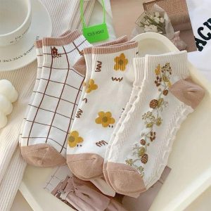 ⁦Pack Of Ankle Socks, Made Of Cotton With Delicate Designs For Women Very Comfortable Foot Socks 5 Pairs + 1 Gift Free Size From 35 To 43⁩ - الصورة ⁦2⁩