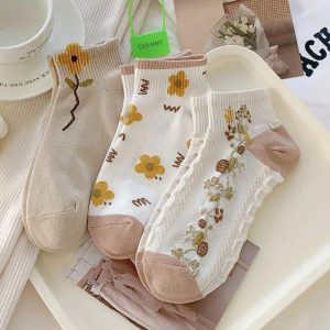 ⁦Pack Of Ankle Socks, Made Of Cotton With Delicate Designs For Women Very Comfortable Foot Socks 5 Pairs + 1 Gift Free Size From 35 To 43⁩ - الصورة ⁦4⁩