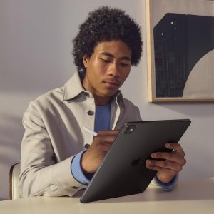 ⁦Apple iPad Pro 13-Inch (M4): Built for Apple Intelligence, Ultra Retina XDR Display, 256GB, 12MP Front/Back Camera, LiDAR Scanner, Wi-Fi 6E + 5G Cellular, All-Day Battery Life — Space Black⁩ - الصورة ⁦5⁩