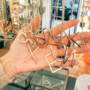 ⁦Letter Charm - Elegant English Alphabet Necklace for Valentine's Day, Suitable for Lovers, Fashion Enthusiasts, Women and Girls, Makes a Stunning Gift for Fashion and Love Celebrations⁩ - الصورة ⁦6⁩