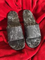 ⁦شبشب رجالي طبي سير - جلد مرن مريح طبي - شبشب مريح مناسب للجنسين - شبشب طبي اسود مع خطوط أبيض من كبيبوت Mens Thong Slippers Medical Leather Comfortable Elastic Black with White Stripes⁩ - الصورة ⁦3⁩