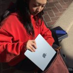 ⁦Apple 2025 MacBook Air 13-inch Laptop with M4 chip: Built for Apple Intelligence, 13.6-inch Liquid Retina Display, 16GB Unified Memory, 256GB SSD Storage, 12MP Center Stage Camera, Touch ID; Sky Blue⁩ - الصورة ⁦2⁩