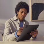 ⁦Apple 13-inch iPad Pro (M4): Ultra Retina XDR Display, 256GB, 12MP Landscape Front Camera/12MP Back Camera, LiDAR Scanner, Wi-Fi 6E + 5G Cellular Communication (eSIM), Face ID, All-Day Battery - Space⁩ - الصورة ⁦4⁩