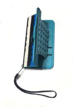 ⁦جراب موبايل محفظة Blue جراب عام وش و ضهر محفظة مع ميدالية و مناسب لجميع الموبايلات ذات أبعاد خارجية حتى (13 سم طول و 6.9 سم عرض) و يحتوى على قاعدة دوارة بها 20 مخدة شفط سيليكون لتثبيت ضهر الموبايل⁩ - الصورة ⁦6⁩
