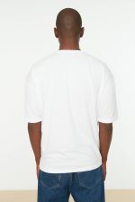 ⁦تي شيرت أساسي برقبة دائرية ضيقة وقصّة واسعة فضفاضة وأكمام قصيرة للرجال من ترنديول TMNSS22TS0317⁩ - الصورة ⁦4⁩