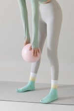 ⁦Pilates Grip Non-Slip Socks for Yoga, Barre, Hospital & Elderly, Men & Women,Yoga Socks,Running Socks,⁩ - الصورة ⁦4⁩