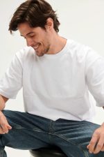 ⁦ايسنشيالز تي شيرت رجالي بمقاس كبير ولون ابيض (عبوة من قطعة واحدة)⁩ - الصورة ⁦2⁩