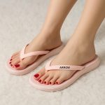 ⁦Romba Women's Flip Flops Summer Light Slippers - Comfortable Anti-Slip Sole for Beach, Home, Casual⁩ - الصورة ⁦5⁩