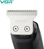 ⁦ماكينة حلاقة شعر ولحية احترافية لاسلكية قابلة لإعادة الشحن من في جي ار، مع شاشة عرض رقمية وحلقة تعليق وشفرات ستانلس ستيل وكابل شحن USB و3 أمشاط توجيه، لون أخضر، موديل V-975⁩ - الصورة ⁦4⁩