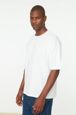 ⁦تي شيرت أساسي برقبة دائرية ضيقة وقصّة واسعة فضفاضة وأكمام قصيرة للرجال من ترنديول TMNSS22TS0317⁩ - الصورة ⁦2⁩