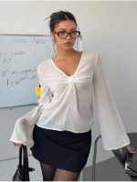 ⁦قميص شيفون سادة باكمام طويلة ورقبة شكل V للنساء، تصميم ملتف على الطراز الفرنسي للربيع/الصيف⁩ - الصورة ⁦2⁩