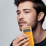 ⁦ماكينة حلاقة كهربائية بقدرة 3 وات للرجال قابلة لإعادة الشحن من الألومنيوم - شحن سريع، حلاقة مستمرة، ورق تغطية من خليط التيتانيوم المعدني شديدة الصلابة لتجربة حلاقة مريحة، ماكينة تشذيب اللحية، لون ذهبي⁩ - الصورة ⁦7⁩