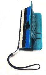 ⁦جراب موبايل محفظة Blue جراب عام وش و ضهر محفظة مع ميدالية و مناسب لجميع الموبايلات ذات أبعاد خارجية حتى (13 سم طول و 6.9 سم عرض) و يحتوى على قاعدة دوارة بها 20 مخدة شفط سيليكون لتثبيت ضهر الموبايل⁩ - الصورة ⁦5⁩