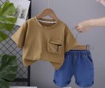 ⁦طقم خروج أولادي - مكون من قطعتين تيشيرت بجيب أمامي أنيق ومميز مع شورت جينز بجيوب جانبية وبتصميم عصري ومريح للأولاد (بني, 8 (تلبيس 7-8 ) سنوات)⁩ - الصورة ⁦2⁩