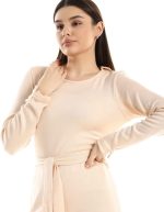 ⁦طقم جيبة مفتوحة للنساء بفتحات جانبية مع توب دائري سادة من جميلة⁩ - الصورة ⁦4⁩