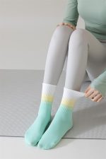 ⁦Pilates Grip Non-Slip Socks for Yoga, Barre, Hospital & Elderly, Men & Women,Yoga Socks,Running Socks,⁩ - الصورة ⁦3⁩