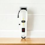⁦Professional Men's Razor V-213 Professional Blades with Blade Length Adjustment Arm Lithium Battery 2000 MAH Charging and Electricity⁩ - الصورة ⁦2⁩