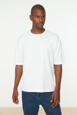 ⁦تي شيرت أساسي برقبة دائرية ضيقة وقصّة واسعة فضفاضة وأكمام قصيرة للرجال من ترنديول TMNSS22TS0317⁩ - الصورة ⁦3⁩