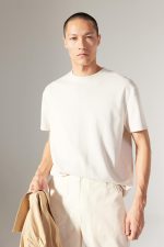 ⁦ديفاكتو تي شيرت محبوك بقصة عادية ورقبة دائرية ضيقة واكمام قصيرة للرجال، لون بوردو، مقاس S⁩ - الصورة ⁦4⁩