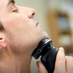 ⁦Philips Shaver Series 5000 Wet and Dry Electric Shaver, Gentle on Skin with SkinIQ Technology, SteelPrecision Blades, Power Adapt Sensor, 360-D Flexing heads, Integrated Pop-Up Trimmer – S5588/30⁩ - الصورة ⁦4⁩