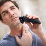 ⁦Philips Shaver Series 5000 Wet and Dry Electric Shaver, Gentle on Skin with SkinIQ Technology, SteelPrecision Blades, Power Adapt Sensor, 360-D Flexing heads, Integrated Pop-Up Trimmer – S5588/30⁩ - الصورة ⁦3⁩