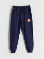 ⁦LC WAIKIKI Boys Hooded Barcelona Printed Tracksuit Set⁩ - الصورة ⁦4⁩