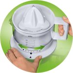 ⁦عصارة يدوية للحمضيات ببولة سعة 350 مل ومقياس وخاصية تحكم في اللب قابلة للتعديل وميزة ايقاف/تشغيل تلقائي ومساحة لتخزين الكابل من براون - ابيض، موديل CJ3000⁩ - الصورة ⁦2⁩