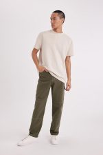 ⁦ديفاكتو تي شيرت محبوك بقصة عادية ورقبة دائرية ضيقة واكمام قصيرة للرجال، لون بوردو، مقاس S⁩ - الصورة ⁦3⁩