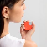 ⁦سماعات داخل الأذن بودز برو 2 لاسلكية بتقنية صوت هاي فاي وخاصية إلغاء الضوضاء النشطة الذكية 50 ديسيبل مع 6 ميكروفونات HD عالية الدقة وتأثير مكاني برتقالي من سي ام اف باي نوثينج⁩ - الصورة ⁦5⁩