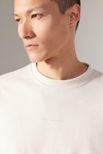 ⁦ديفاكتو تي شيرت محبوك بقصة عادية ورقبة دائرية ضيقة واكمام قصيرة للرجال، لون بوردو، مقاس S⁩ - الصورة ⁦2⁩