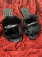 ⁦Fur Slippers for Women and Girls - Black Fur Slipper with Comfortable Medical Sole - Anti-Slip Rubber Material - Perfect for Home, Beach and Street - with Shiny Crystal Stripe⁩ - الصورة ⁦3⁩