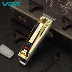 ⁦VGR V-956 Professional Rechargeable cordless Hair Trimmer with LED Display, Stainless steel Blades, USB Charging cable, 3 Guide Combs for men Runtime: 100 mins, 500 mAh Li-ion Battery, Gold⁩ - الصورة ⁦7⁩