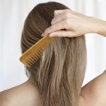 ⁦مشط خشبي واسع الاسنان - مشط شعر طبيعي بدون يد لفك تشابك الشعر بلطف والعناية اليومية بالشعر⁩ - الصورة ⁦3⁩