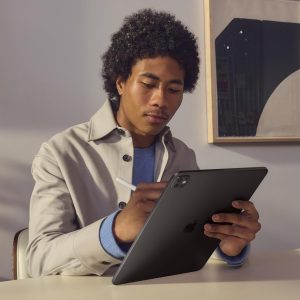 ⁦Apple iPad Pro 11-inch (M4): Ultra Retina XDR display, 256GB, Landscape 12MP Front Camera/12MP Back Camera, LiDAR scanner, Wi-Fi 6E, Face ID, All-Day Battery Life, Standard glass - Space Black⁩ - الصورة ⁦4⁩