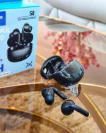 ⁦سماعات أذن S8 لاسلكية بلوتوث 5.3 بصوت جهير عميق ووضوح مكالمات محسّن بالذكاء الاصطناعي وعمر بطارية يصل إلى 30 ساعة، لون أسود⁩ - الصورة ⁦2⁩
