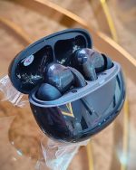 سماعات أذن S8 لاسلكية بلوتوث 5.3 بصوت جهير عميق ووضوح مكالمات محسّن بالذكاء الاصطناعي وعمر بطارية يصل إلى 30 ساعة، لون أسود