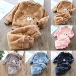 ⁦طقم شتوي للأطفال من خامة فرو ناعمة - ملابس شتوية مريحة برسومات كرتونية لطيفة للاطفال من ميزة⁩ - الصورة ⁦3⁩