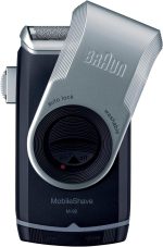 ⁦Braun MobileShave M-90 Shaver with Twist Cap, Battery Operated - Dark Blue/Silver⁩ - الصورة ⁦3⁩