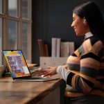 ⁦Apple 2023 MacBook Air laptop with M2 chip: 15.3-inch Liquid Retina display, 8GB GB RAM, 256GB;GB SSD storage, Touch ID. Works with iPhone/iPad; Space Grey; English⁩ - الصورة ⁦5⁩