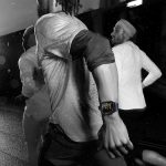 ⁦ساعة الترا 2 الذكية من آبل، مزودة بنظام تحديد المواقع وشبكة خلوية، ساعة رياضية بهيكل من التيتانيوم المتين وسوار أسود تريل، 49 ملم جهاز تتبع اللياقة البدنية، نظام تحديد المواقع العالمي الدقيق، عمر⁩ - الصورة ⁦5⁩