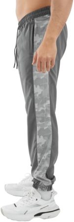 ⁦سروال دراي-فيت للرجال من وورك فيت، اساور اكمام مرنة وخطوط جانبية مموهة⁩ - الصورة ⁦3⁩