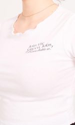 ⁦ريفين توب شرطي مطبوع عليه نص جافيك للنساء - ابيض عصري⁩ - الصورة ⁦3⁩