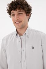 ⁦قميص بقصة ضيقة واكمام طويلة ولوجو مطرز وازرار امامية للرجال من يو اس بولو اسن، لون رمادي فاتح، مقاس XL⁩ - الصورة ⁦2⁩