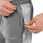 ⁦سروال دراي-فيت للرجال من وورك فيت، اساور اكمام مرنة وخطوط جانبية مموهة⁩ - الصورة ⁦4⁩