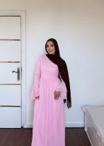 فستان ماكسي انيق باكمام طويلة من ليسي اند ليس، تصميم بكسر بينك مع اكمام جرس، موضة محتشمة