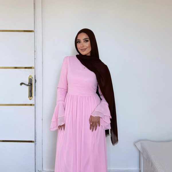 فستان ماكسي انيق باكمام طويلة من ليسي اند ليس، تصميم بكسر بينك مع اكمام جرس، موضة محتشمة