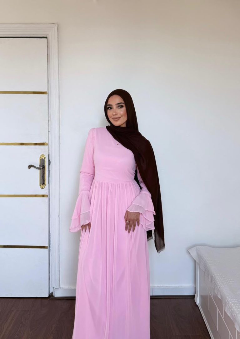 فستان ماكسي انيق باكمام طويلة من ليسي اند ليس، تصميم بكسر بينك مع اكمام جرس، موضة محتشمة