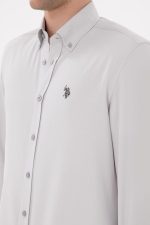 ⁦قميص بقصة ضيقة واكمام طويلة ولوجو مطرز وازرار امامية للرجال من يو اس بولو اسن، لون رمادي فاتح، مقاس XL⁩ - الصورة ⁦3⁩