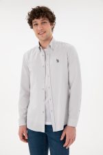 قميص بقصة ضيقة واكمام طويلة ولوجو مطرز وازرار امامية للرجال من يو اس بولو اسن، لون رمادي فاتح، مقاس XL